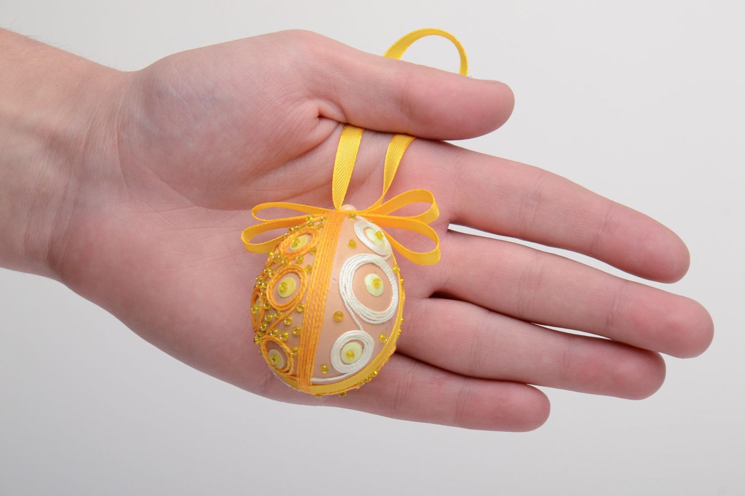 Œuf-écrit pyssanka jaune décoré de rubans et perles de rocaille photo 5
