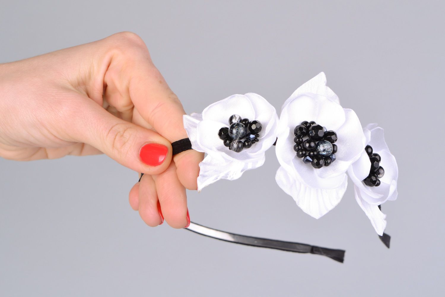 Serre-tête fleurs blanc noir en tissu fait main accessoire cheveux pour femme photo 2