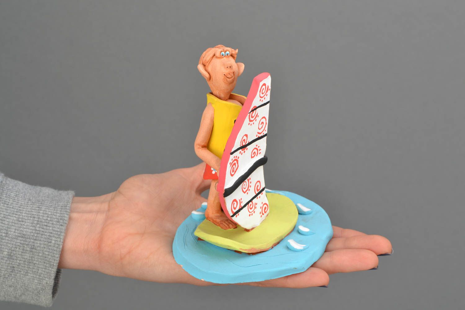 Figura de cerámica Joven practicando el surf a vela foto 2