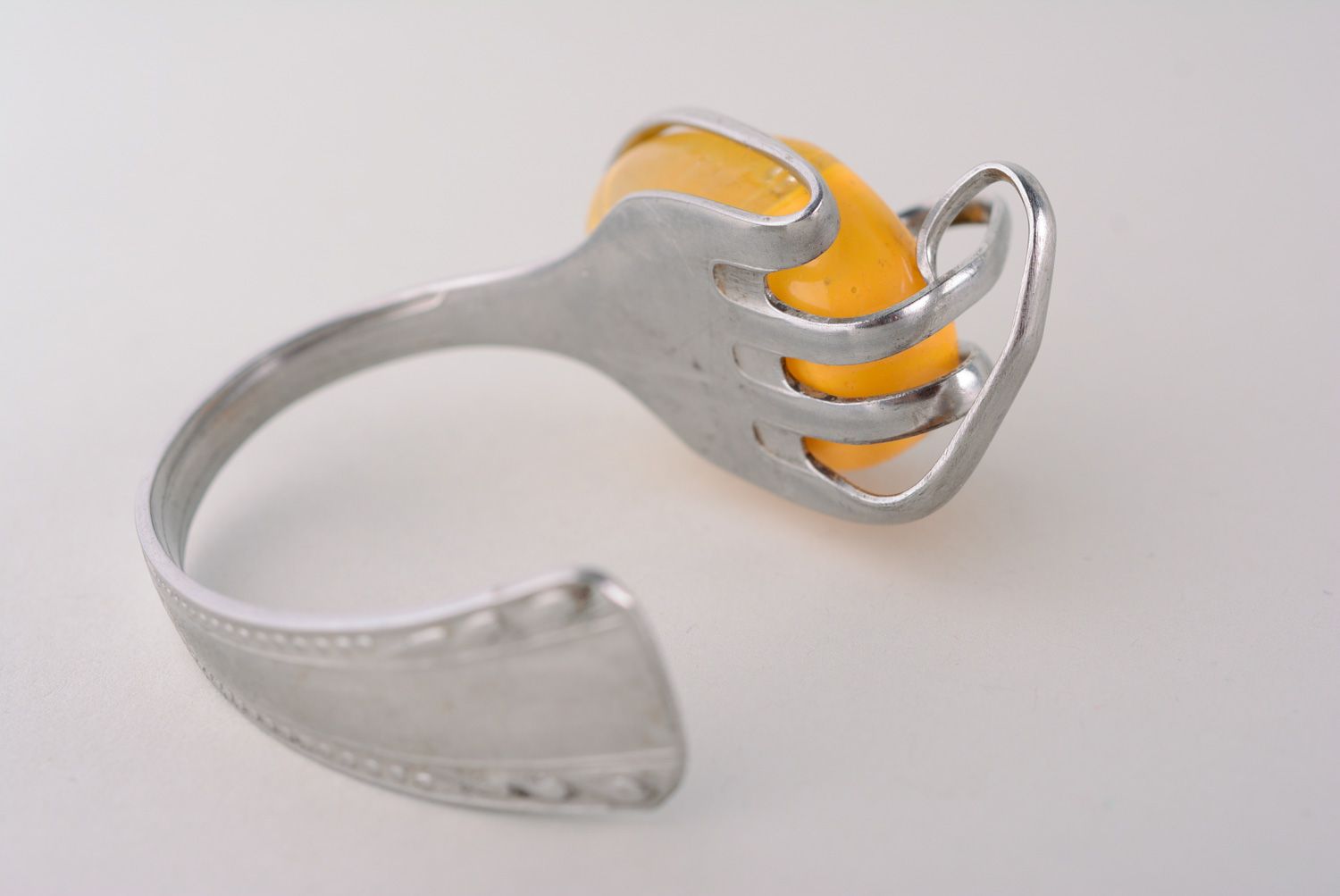 Bracelet en fourchette fait main original pour femme avec grande pierre jaune photo 4