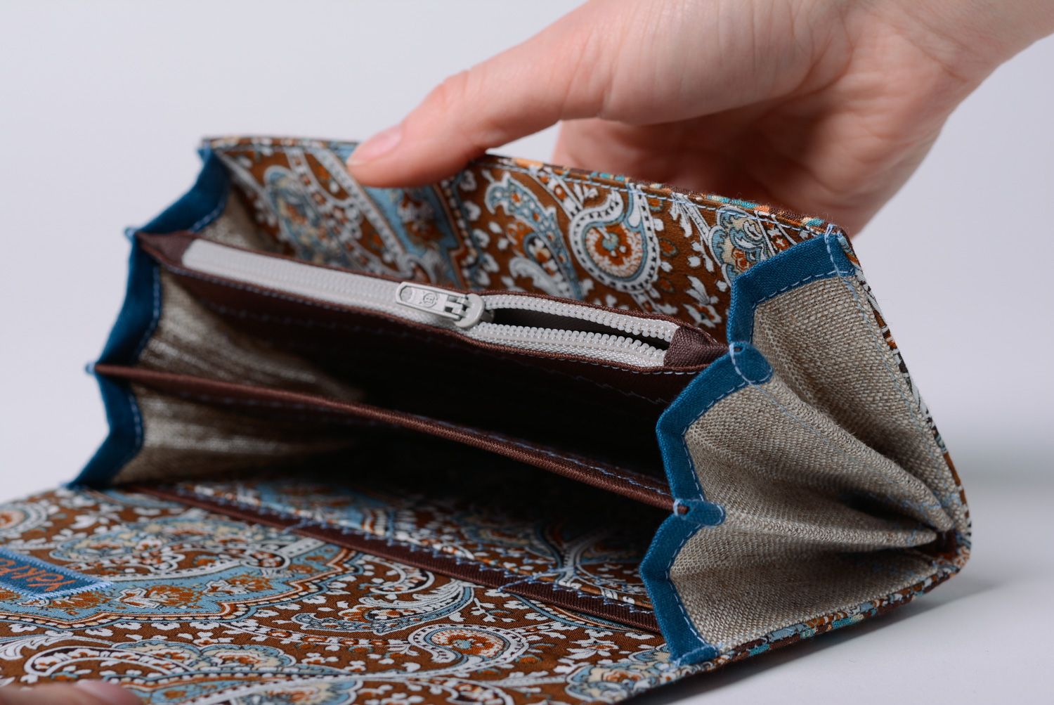 Billetera femenina hecha a mano de algodón y lino marrón azul  foto 2