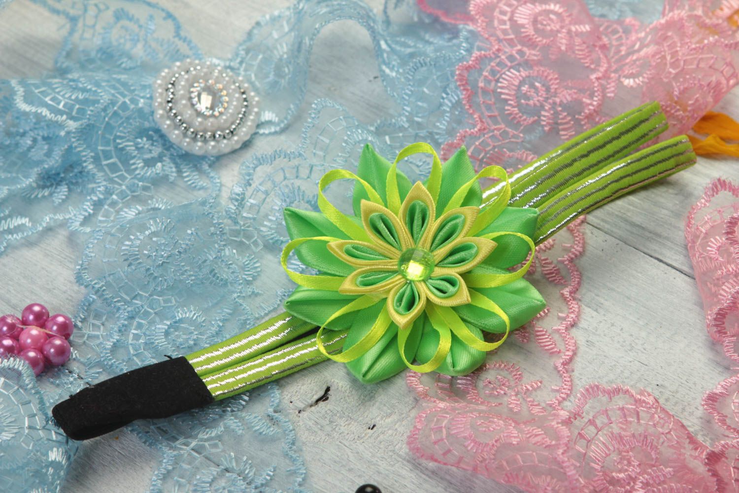 Салатовая повязка на голову с цветком в технике канзаши хенд мейд для девочки фото 1
