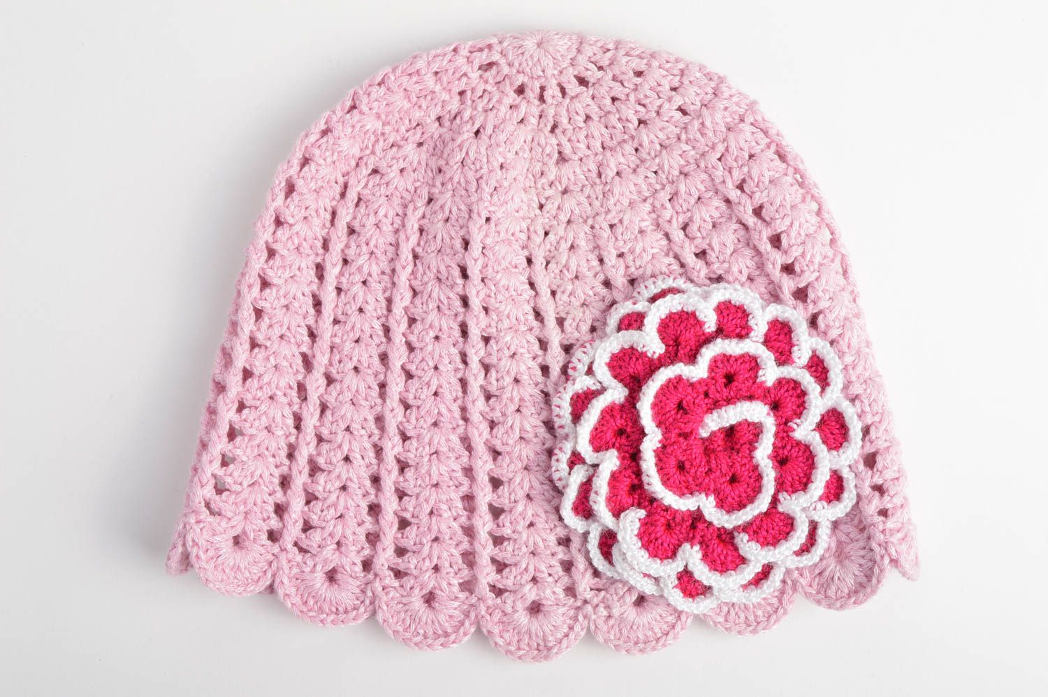 Розовая шапка крючком из хлопка и акрила ручной работы для девочки с цветком фото 3