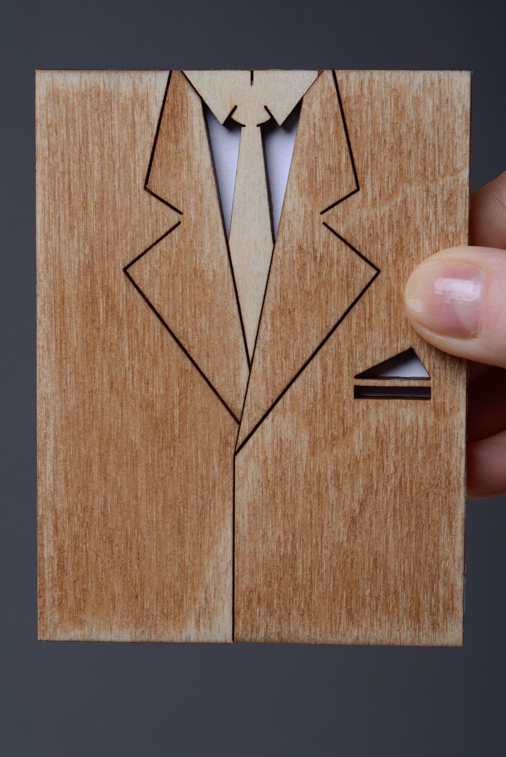 Carte de voeux en bois faite à la main en forme de veste de costume Gentleman photo 3