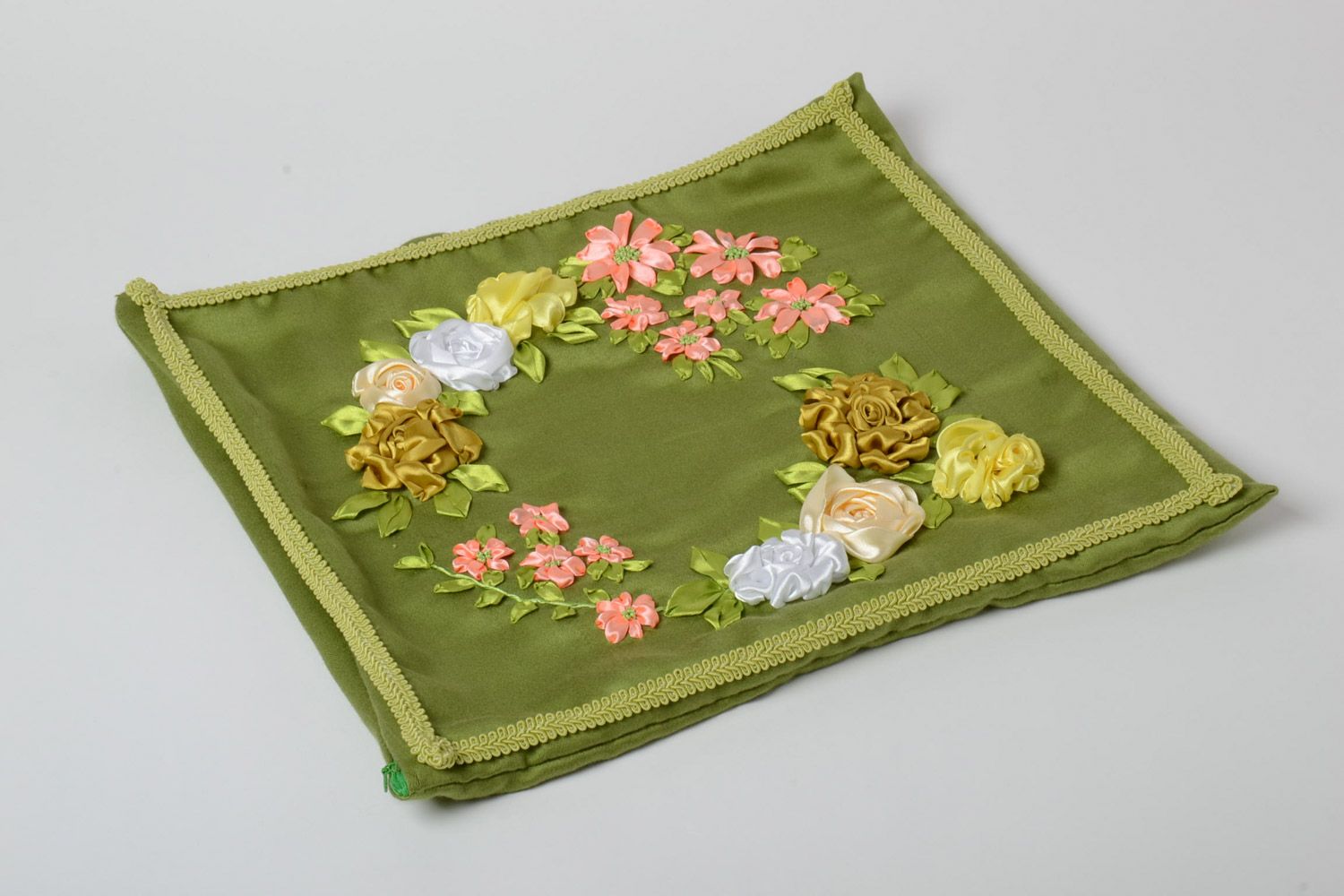 Зеленая наволочка на подушку ручной работы с объемными цветами из атласных лент фото 2