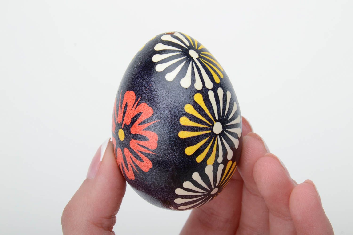 Huevo de Pascua pintado en la técnica de encerado artesanal negro con flores foto 5
