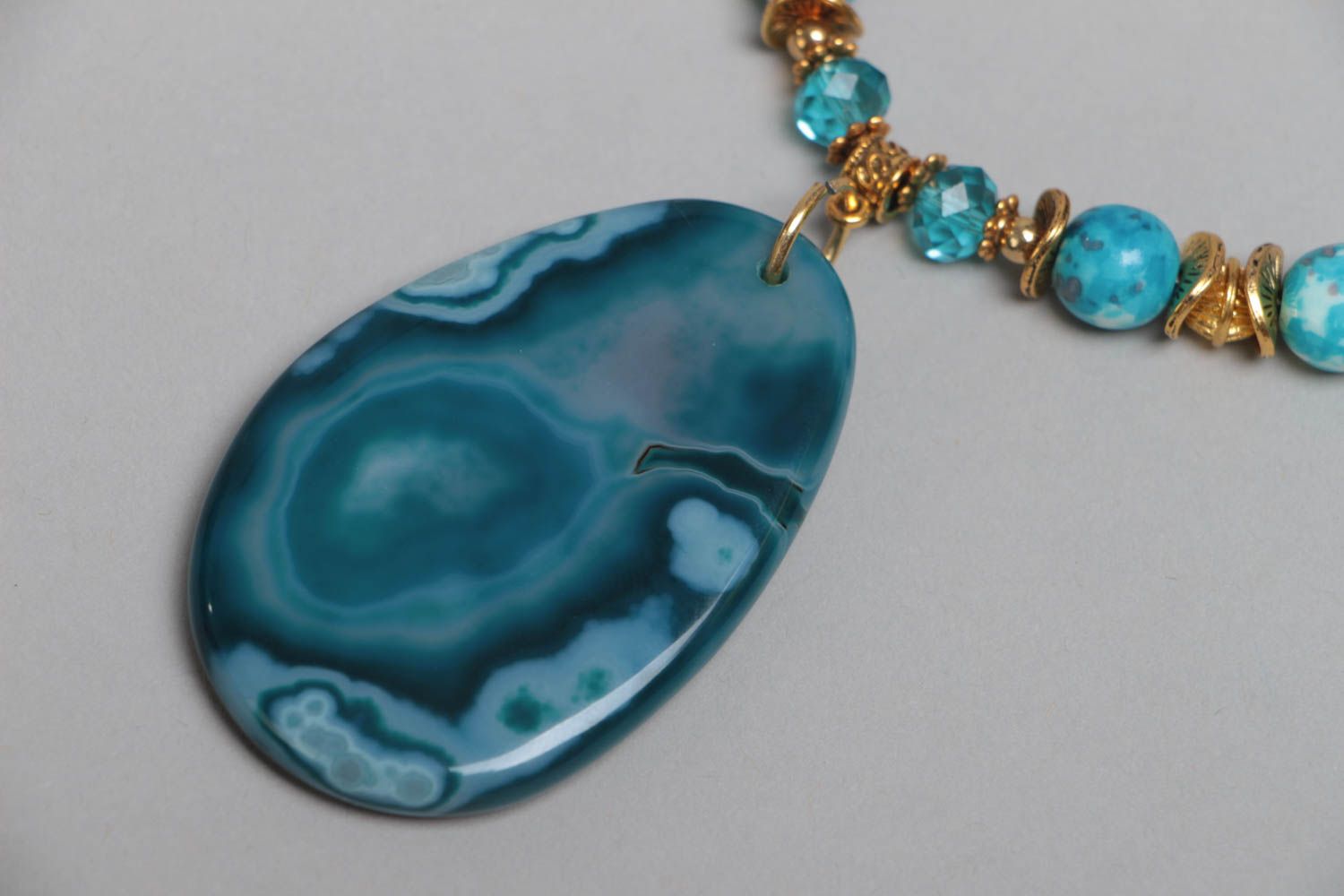 Collier avec pendentif fait main avec pierres fines agate et jaspe bleu stylé photo 3