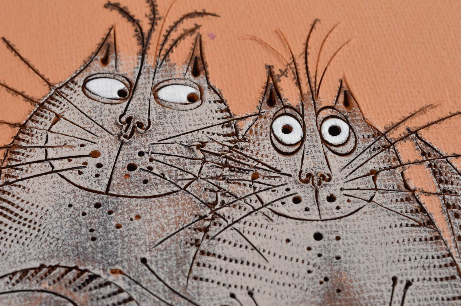 Авторское панно из красной глины ручной работы с серыми котами красивое фото 3