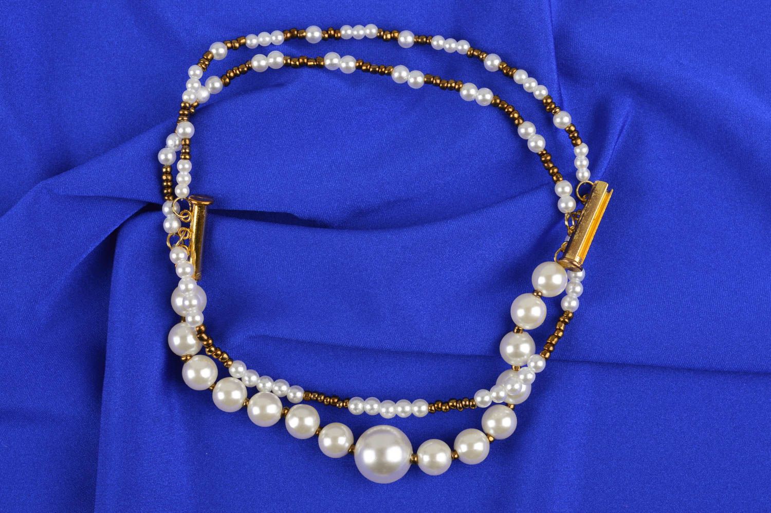 Armband handmade Schmuck aus Perlen Frauen Accessoire Armband weiß goldfarbig foto 1