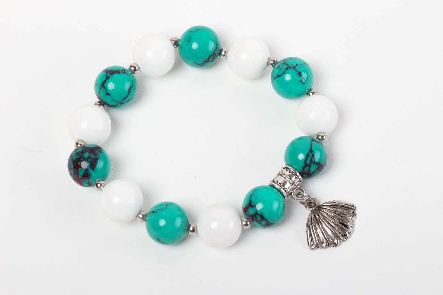 White and malachite beads gemstone bracelet all size bracelet with shell-shaped centerpiece photo 2