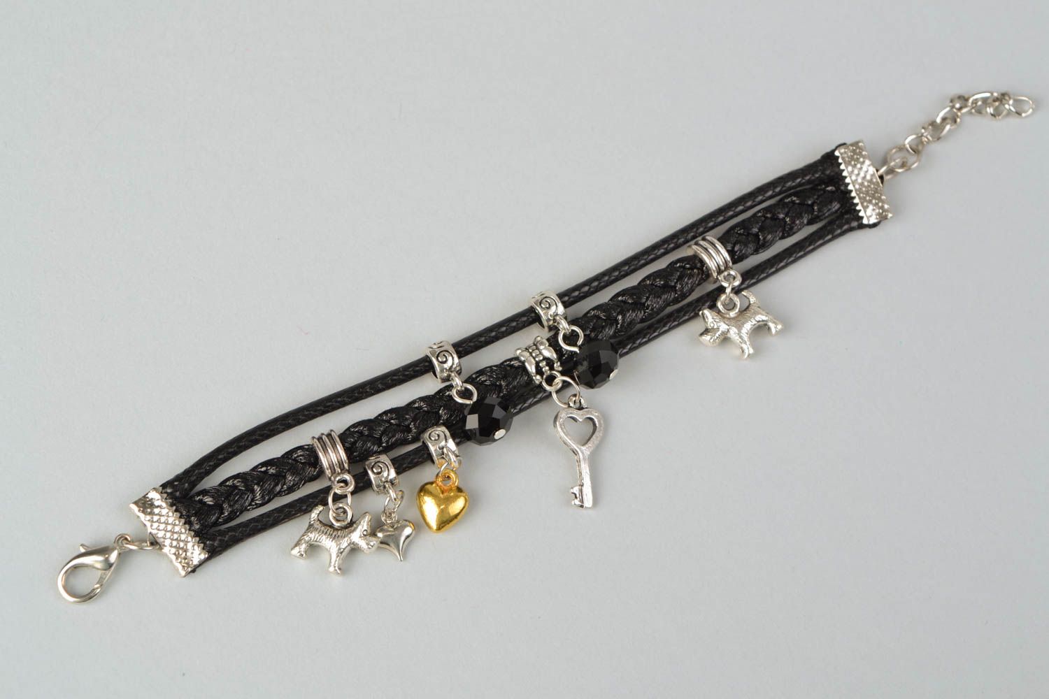 Bracelet en daim gothique avec pendentifs fait main en métal et cristal photo 4