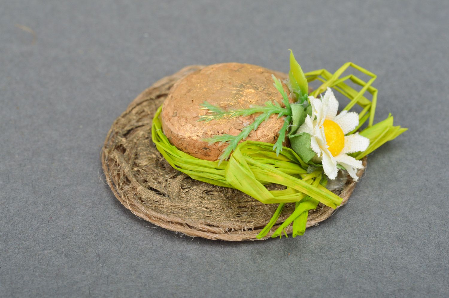 Aimant pour frigo original en fil naturel et fleurs fait main décoratif Chapeau photo 4