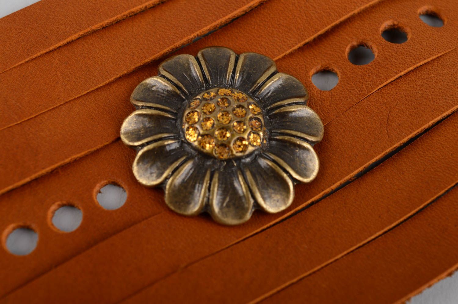 Широкий браслет из натуральной кожи хенд мейд с цветком стильный для девушек фото 4