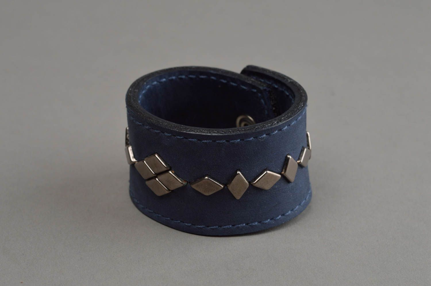 Bracelet en cuir naturel bleu avec éléments métalliques fait main large photo 7