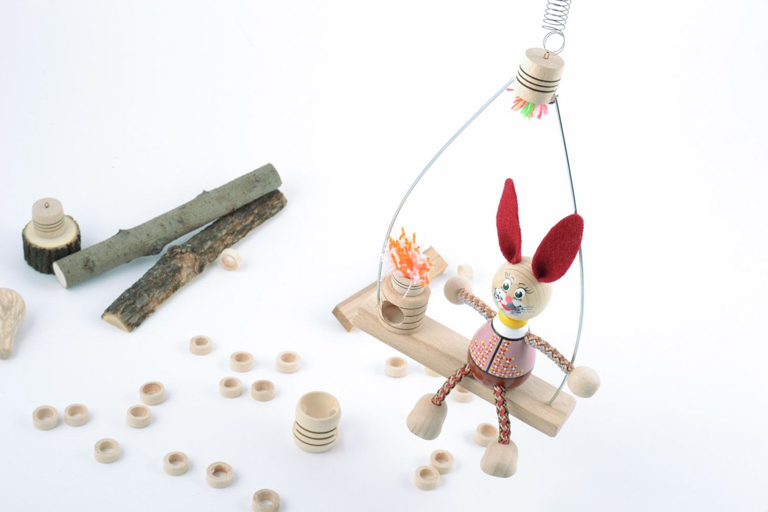 Grelles öko handmade Spielzeug aus Holz Hase auf der Bank originell foto 2