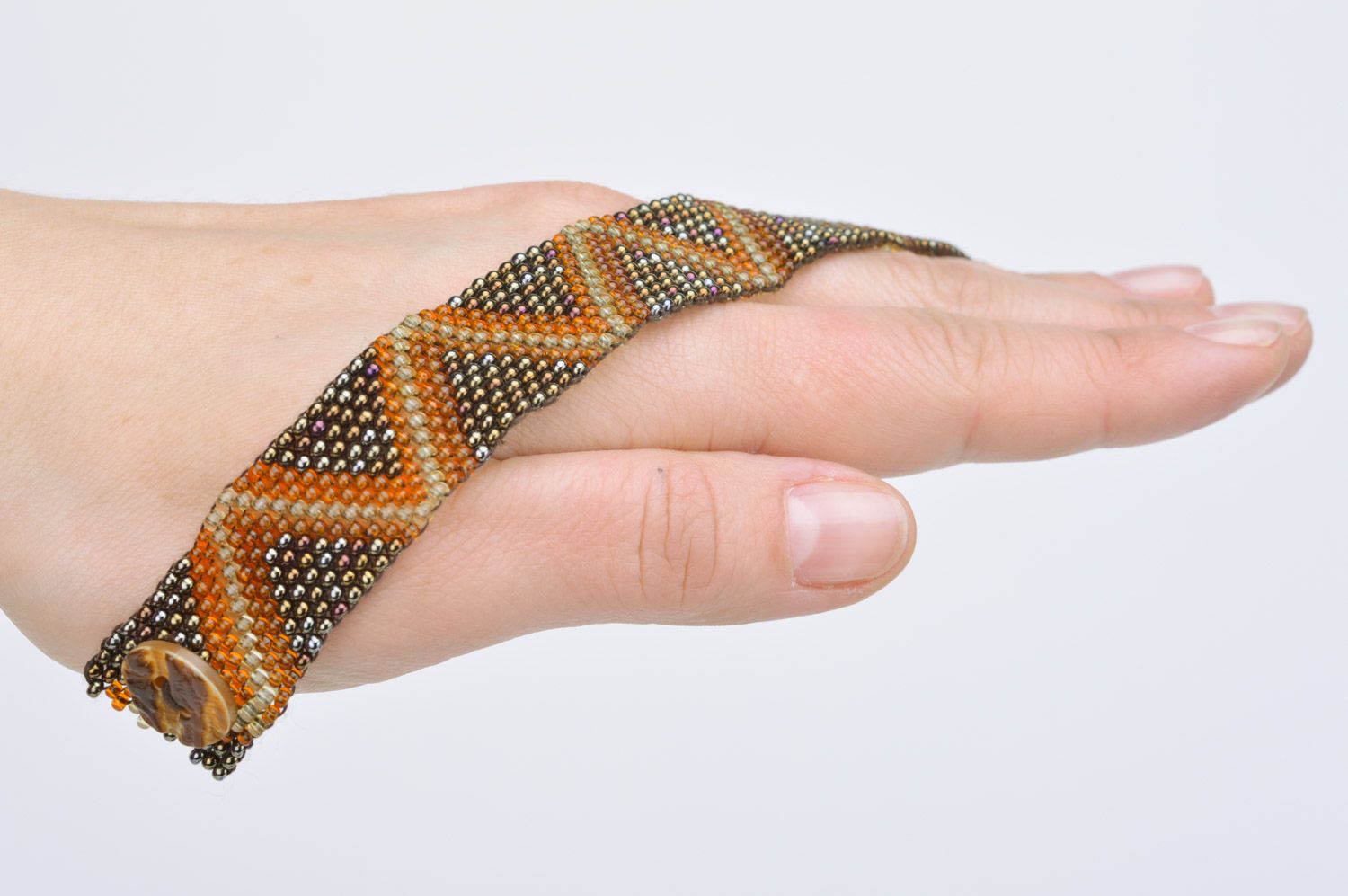 Large bracelet en perles de rocaille fait main avec bouton Serpent géométrique photo 3