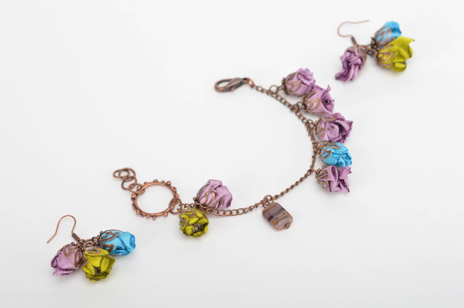 Parure bijoux Bracelet fait main Boucles d'oreilles pendantes roses en satin photo 2