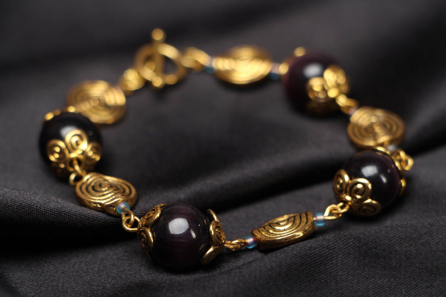 Bracelet artisanal avec perles fantaisie et métal  photo 1