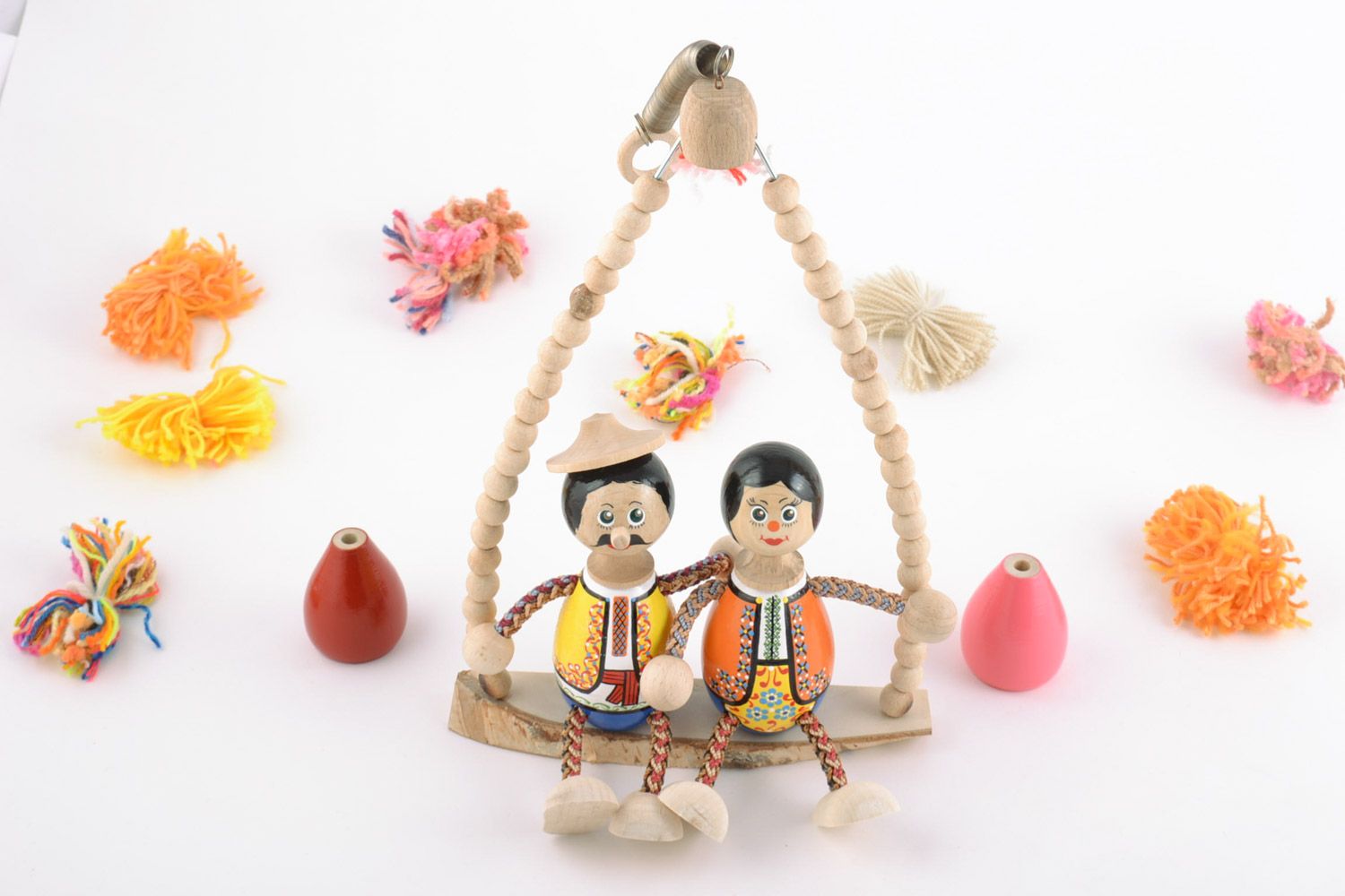 Petit jouet artisanal avec ressort fait main en bois peint de couleurs cadeau photo 1