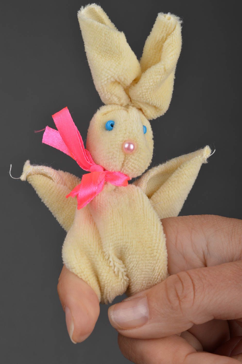 Маленькая милая пальчиковая игрушка зайчик из плюша для детей ручная работа фото 5