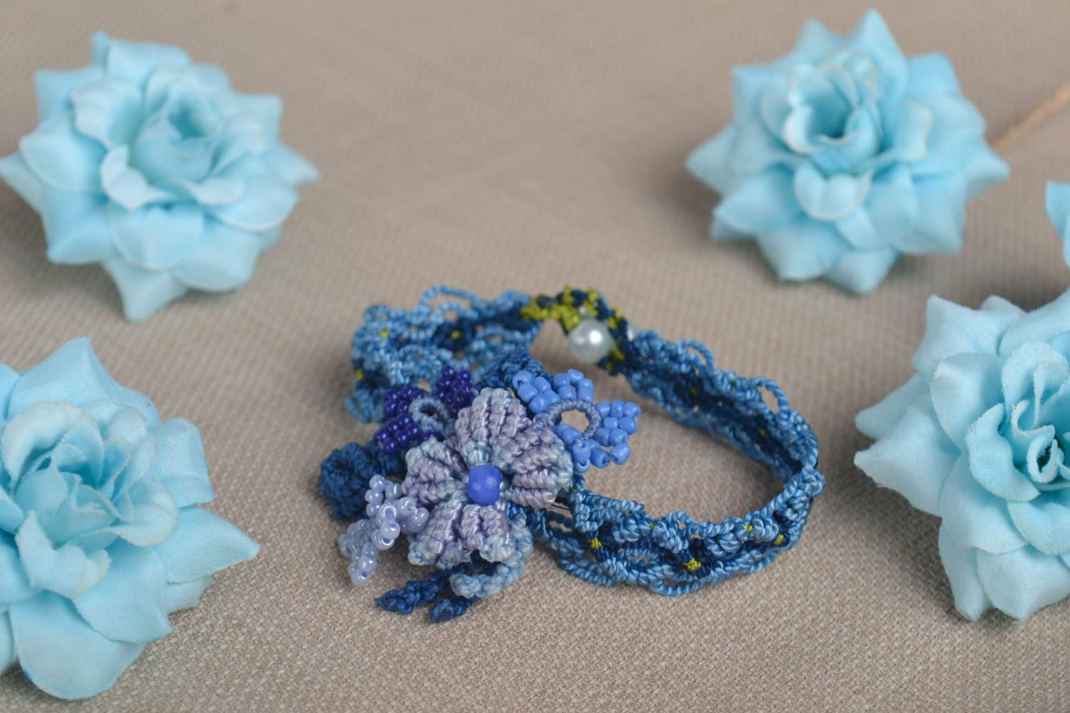 Bracelet design Broche textile faits main bleus tressés macramé Cadeau femme photo 1