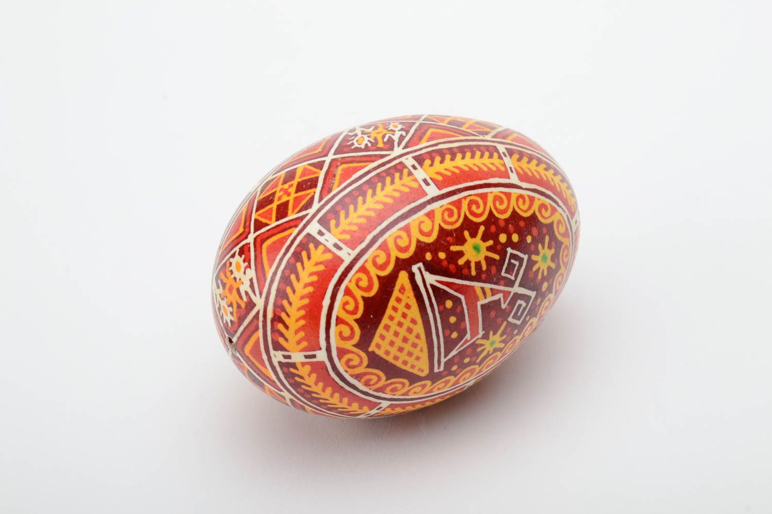 Oeuf de Pâques fait main de poule peint de colorants d'aniline rouge-orange photo 2
