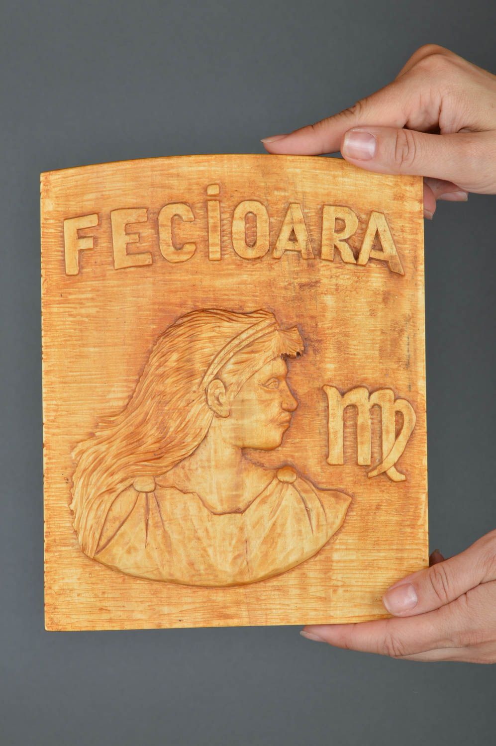 Petit tableau sculpté en bois verni décoratif zodiacal original Vierge photo 3