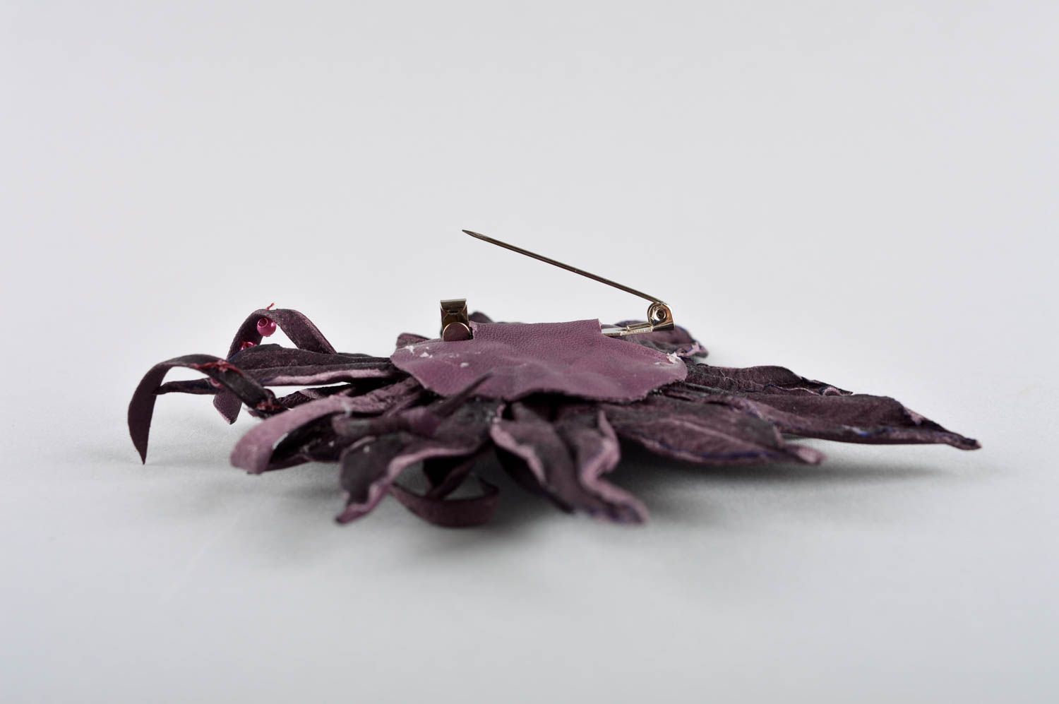 Broche fleur Bijou fantaisie fait main Accessoire en cuir violet foncé photo 4