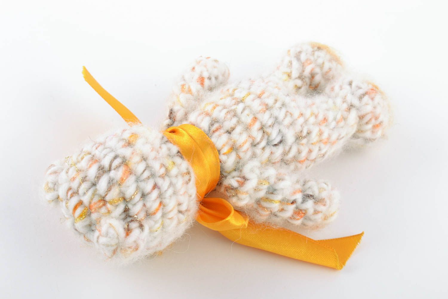 Petit jouet mou Ourson blanc tricoté en laine avec noeud jaune fait main photo 5