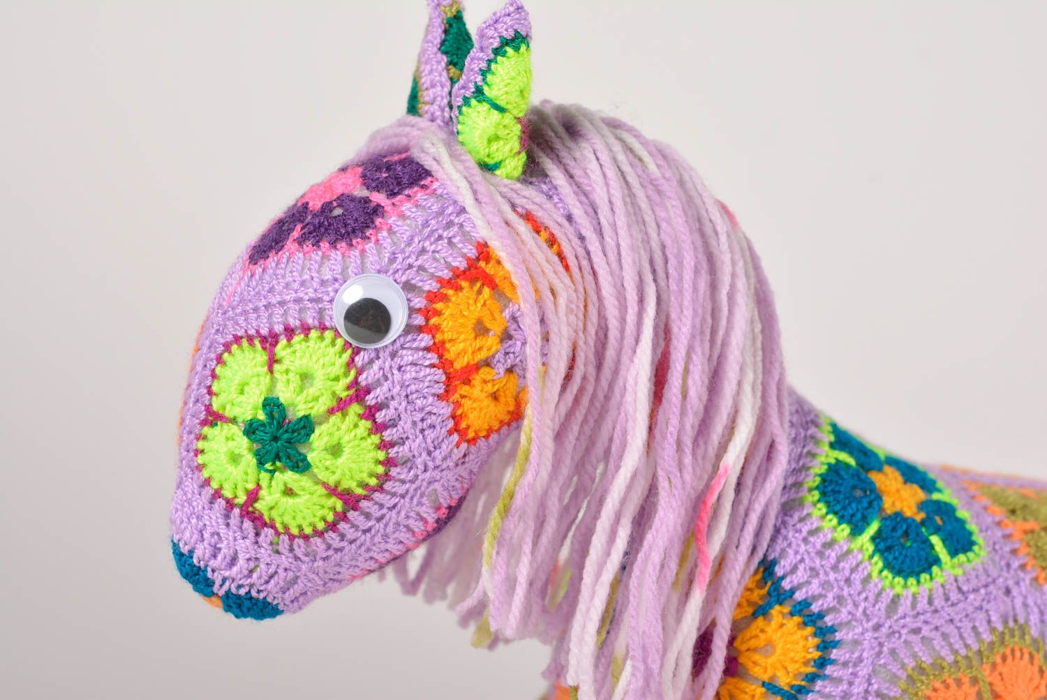 Peluche cheval faite main Jouet tricot mauve à fleurs Cadeau pour enfant photo 2