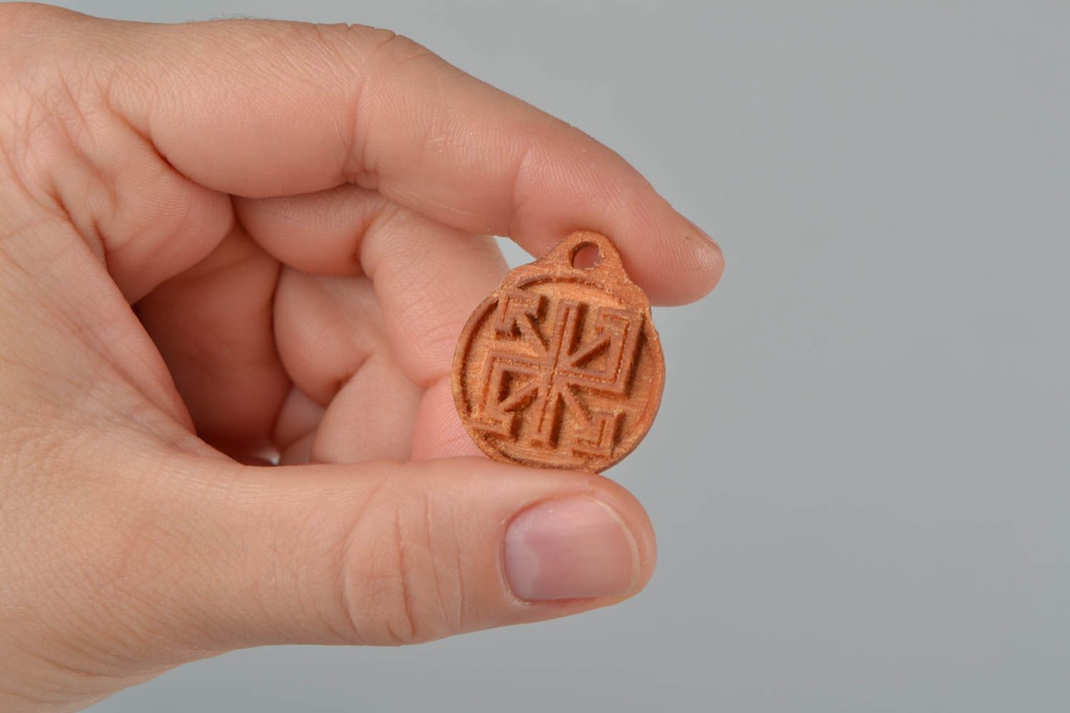Slawischer runder oranger künstlerischer Amulett Anhänger aus Holz handmade foto 2