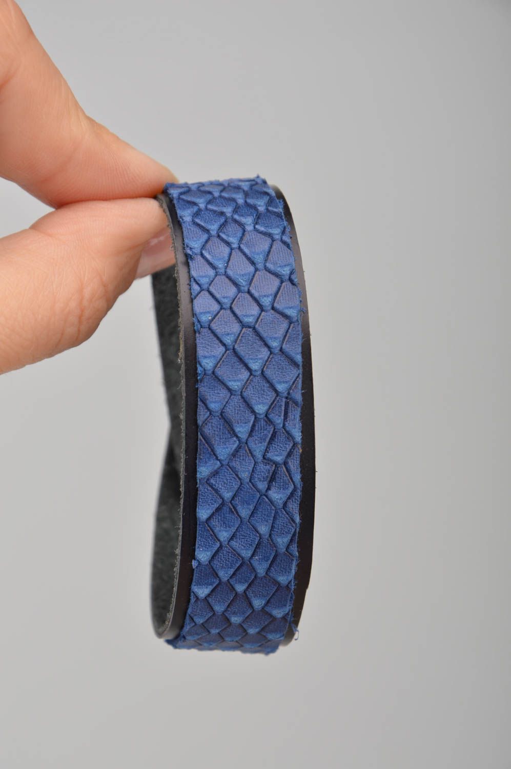 Pulsera de cuero hecha a mano de colores azul y negro con escama de serpiente foto 3