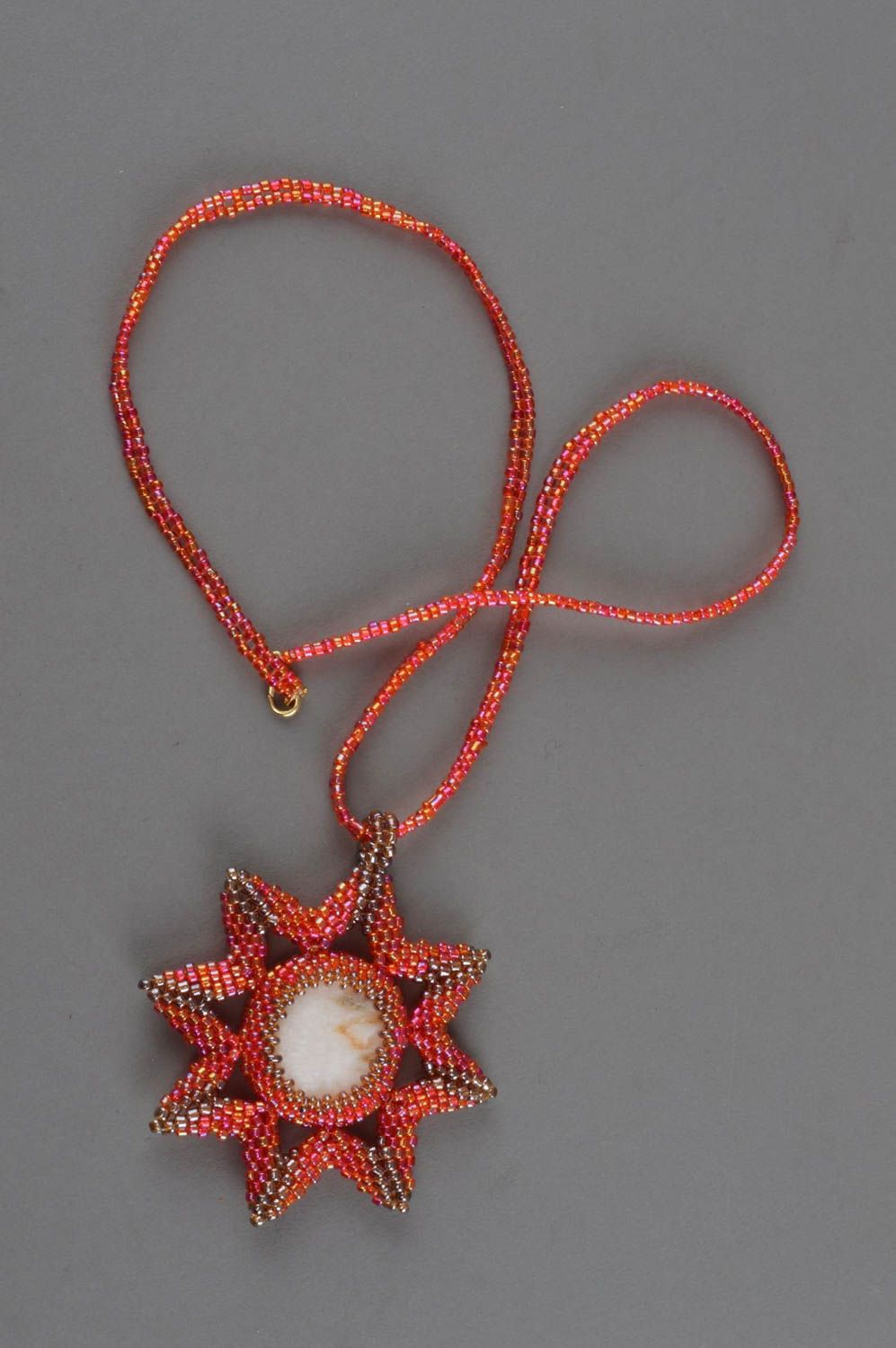 Pendentif en perles de rocaille fait main original rouge en forme de soleil photo 2