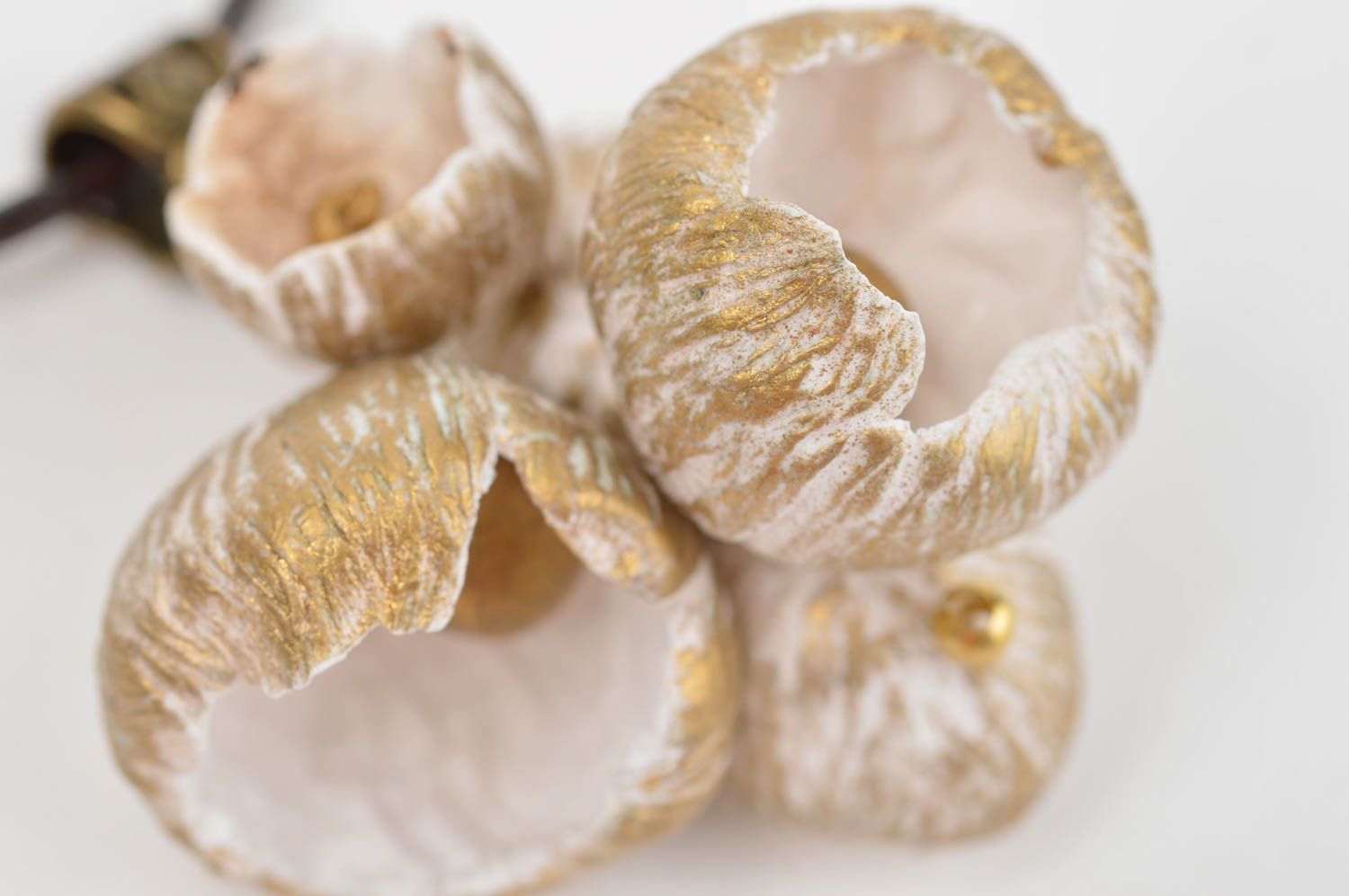 Pendentif fleurs en pâte polymère avec perles fantaisie fait main sur chaîne photo 5
