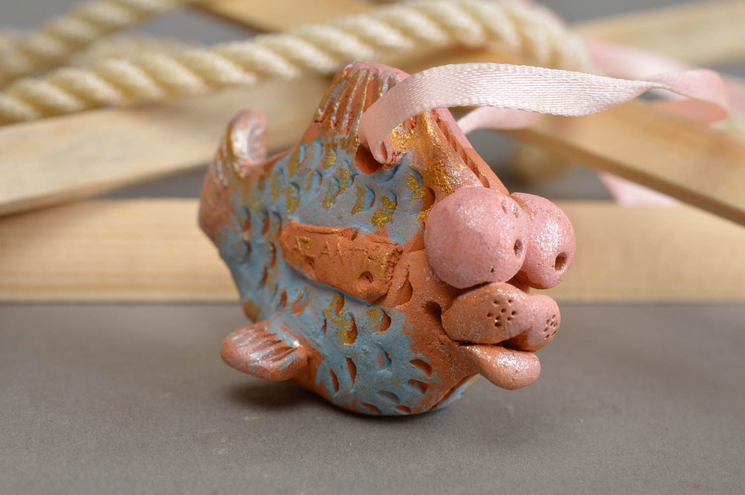 Авторский керамический сувенир ручной работы веселая рыбка на шнурочке фото 1