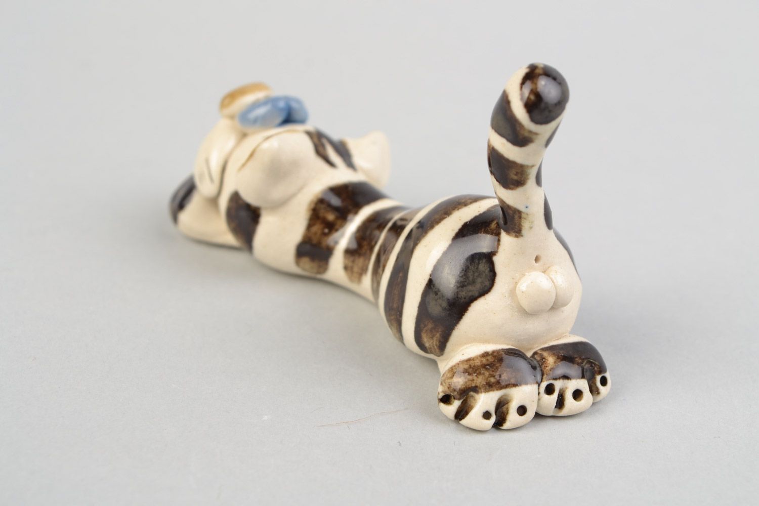 Handmade small decorative ceramic figurine of striped cat painted with glaze photo 5
