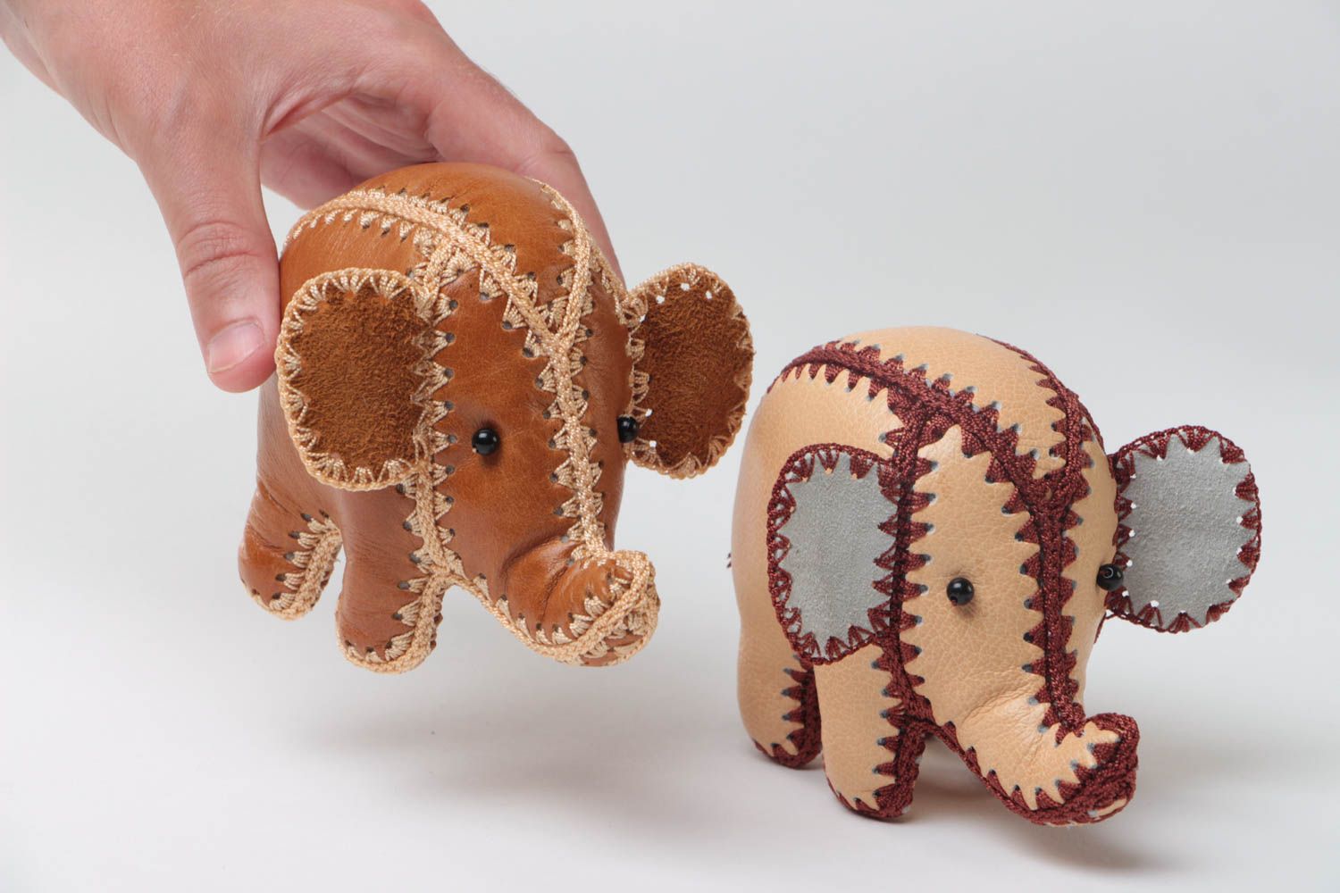 Кожаные игрушки слоники коллекционные набор из 2 изделий небольшие ручной работы фото 5