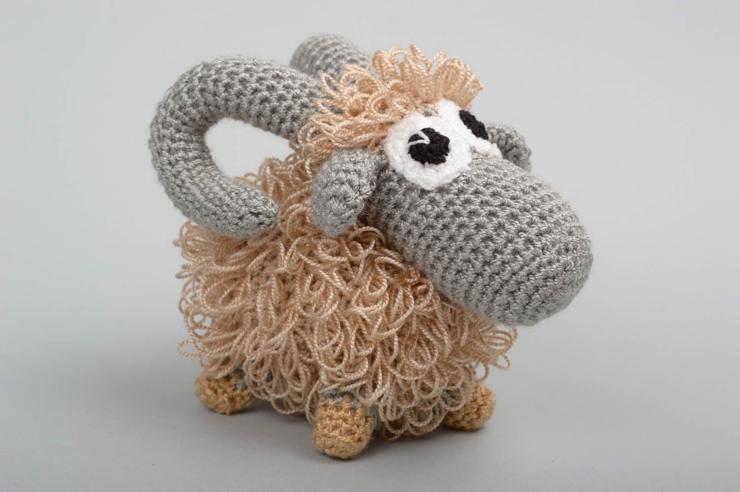 Jouet mouton Peluche faite main au crochet Cadeau enfant et décoration photo 1