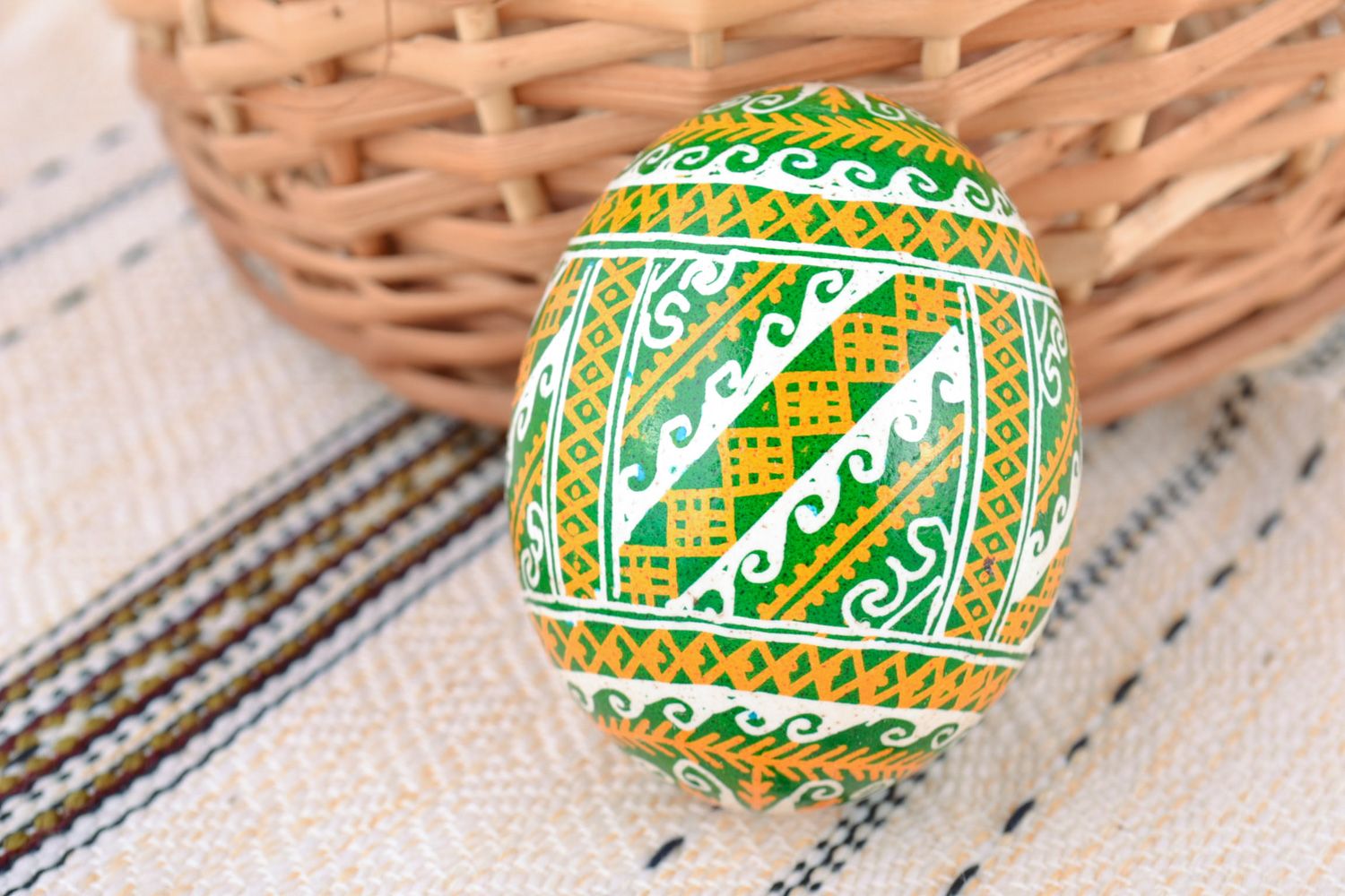 Huevo de Pascua artesanal huevo de gallina pintado con ornamento  foto 1