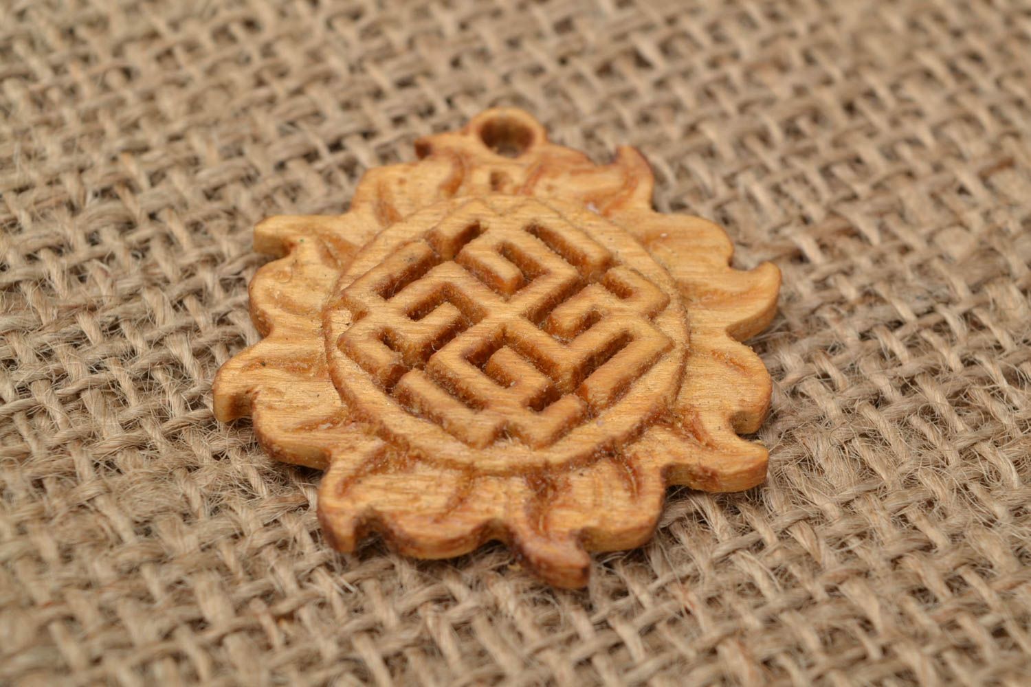 Slawischer runder künstlerischer Amulett Anhänger aus Holz handmade Swarozhytsch foto 1