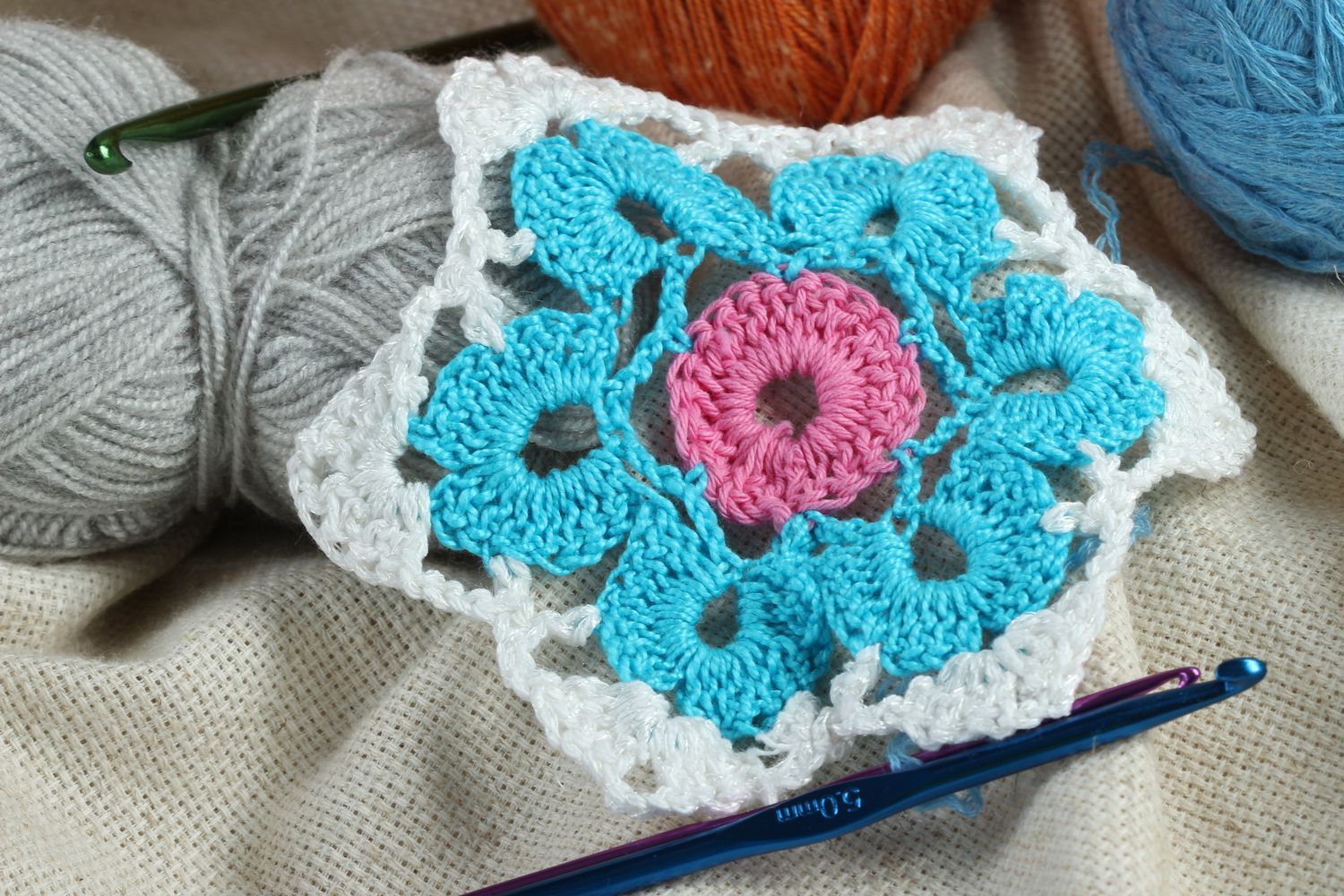Accesorio para crear bisutería artesanal flor tejida al crochet regalo original foto 1