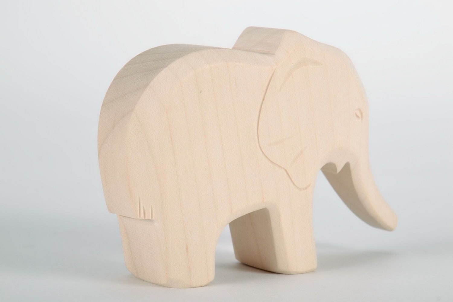 Figurilla artesanal en forma del elefante de madera  foto 4