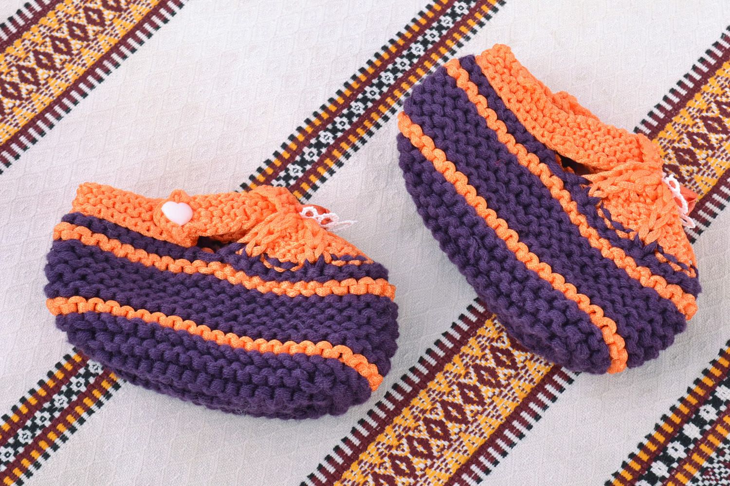 Sommerliche lila und orangefarbige handgemachte Babyschuhe aus Wolle für Babys foto 1