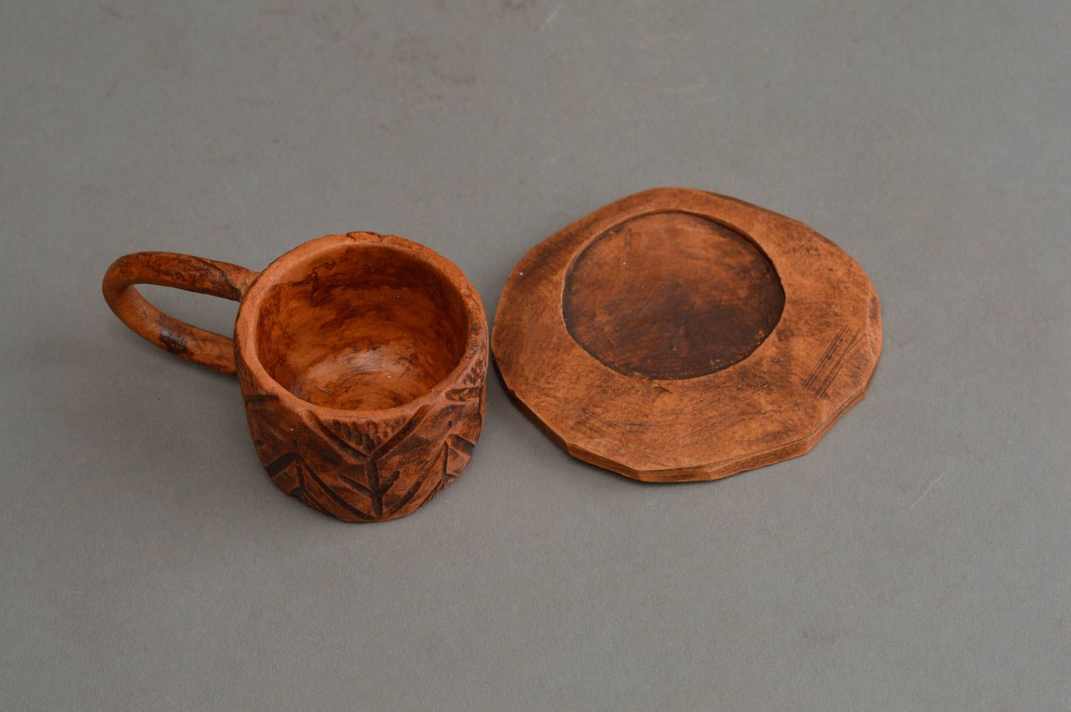 Tasse avec soucoupe en céramique faites main marron avec ornements à café photo 4