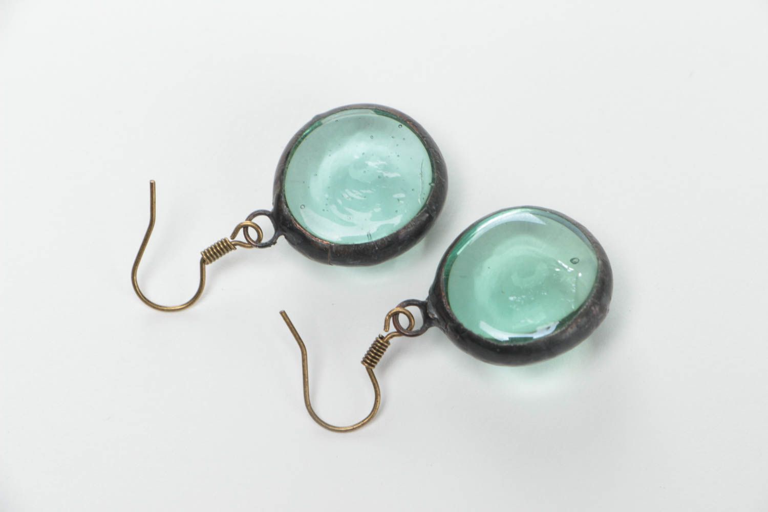 Schöne stilvolle durchsichtige handgemachte runde Ohrringe aus Glas mit Zinn  foto 4