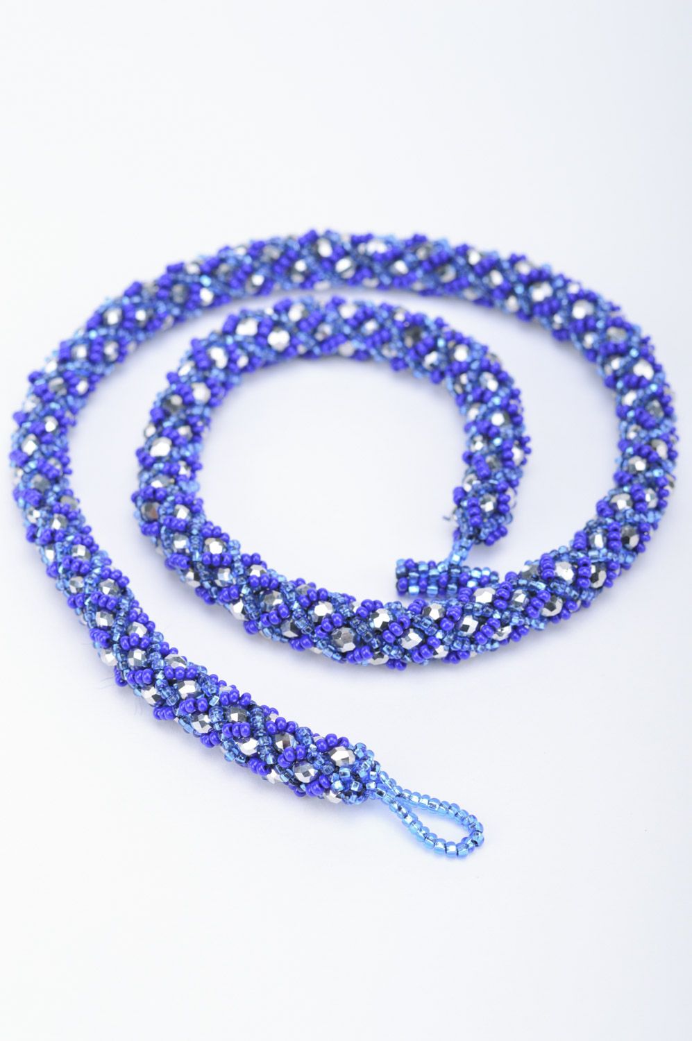 Effektvolle lange schöne handgemachte Litze aus Glasperlen und Perlen in Blau foto 5