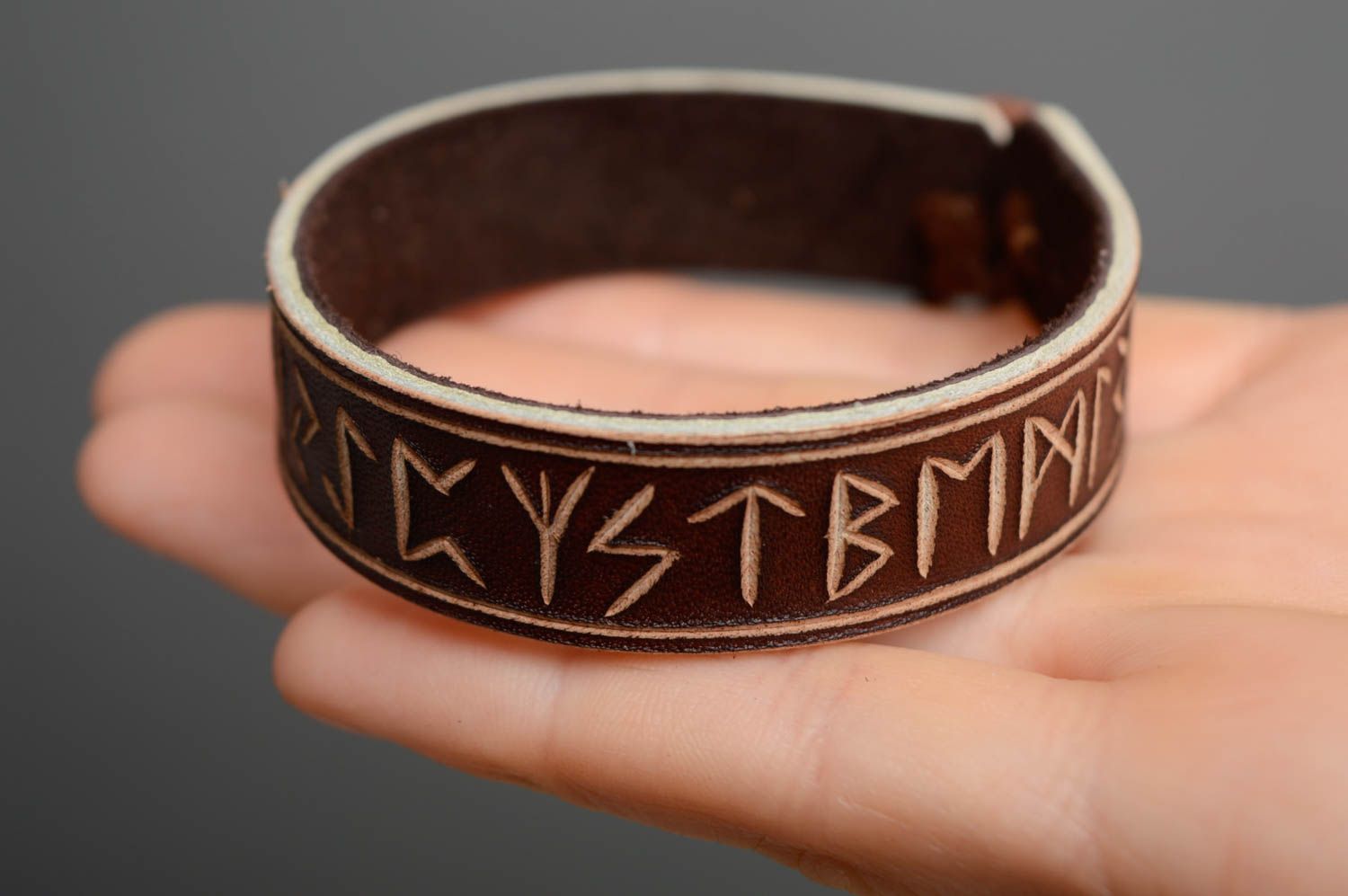 Bracelet en cuir brun sculpté avec runes fait main unisexe cadeau original photo 4