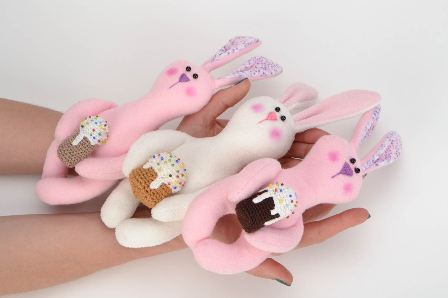 Мягкие игрушки из ткани ручной работы набор 3 пасхальных зайца милые с куличами фото 2