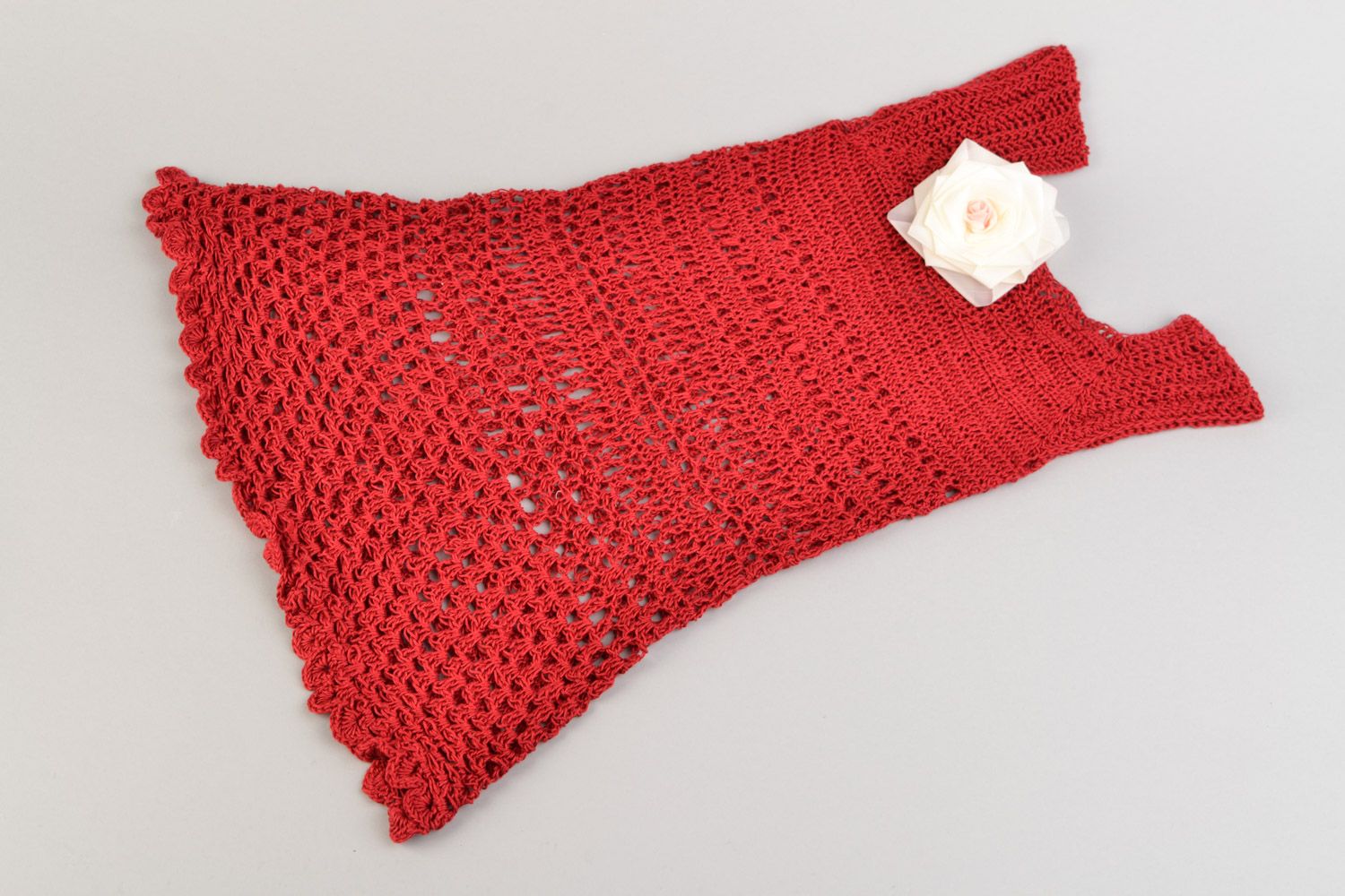 Belle robe tricotée pour bébé au crochet rouge sans manches avec rose faite main photo 2