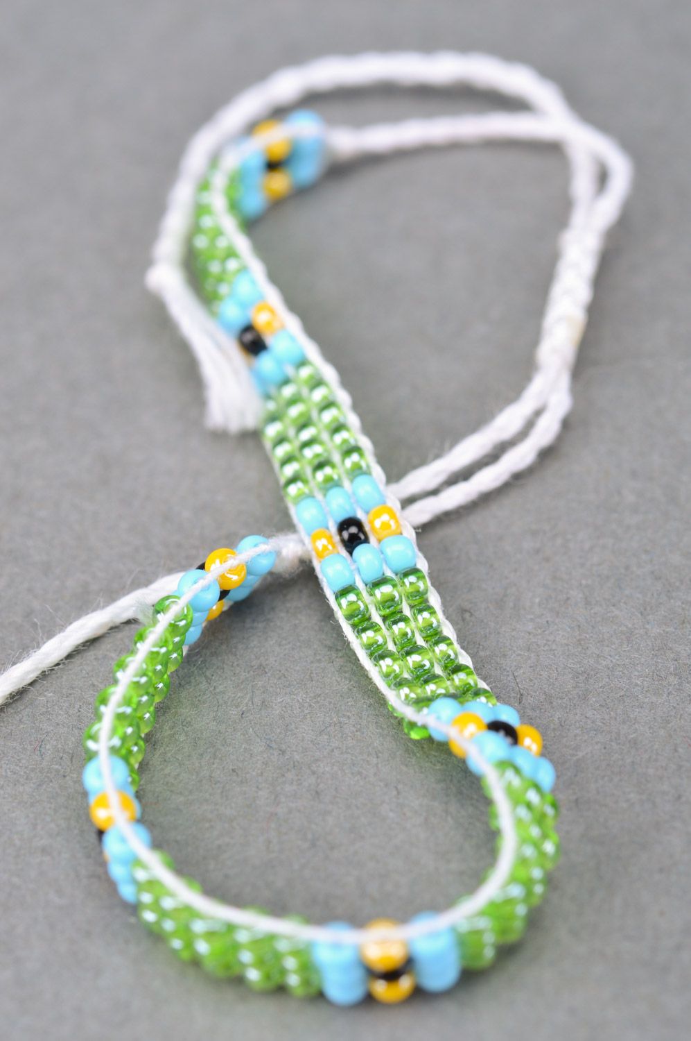 Bracelet fait main vert avec fleurs bleues perles de rocaille et fils de coton photo 5